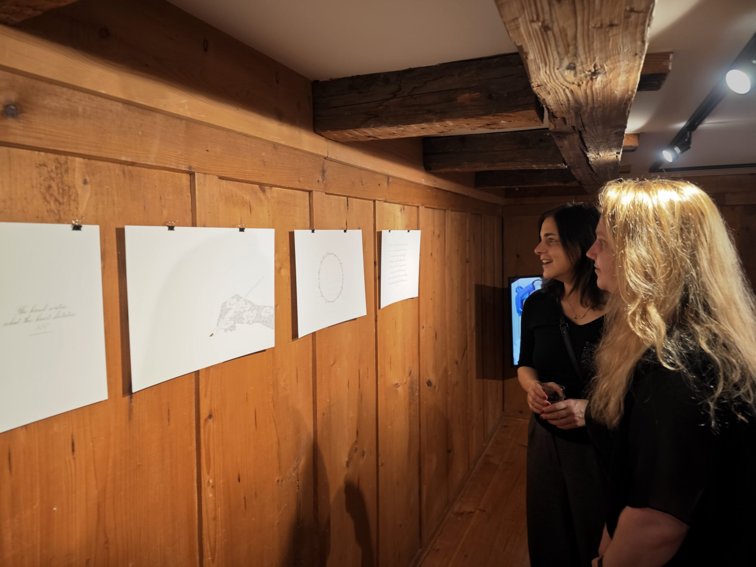 Publikum bei einer Kalligraphie-Ausstellung