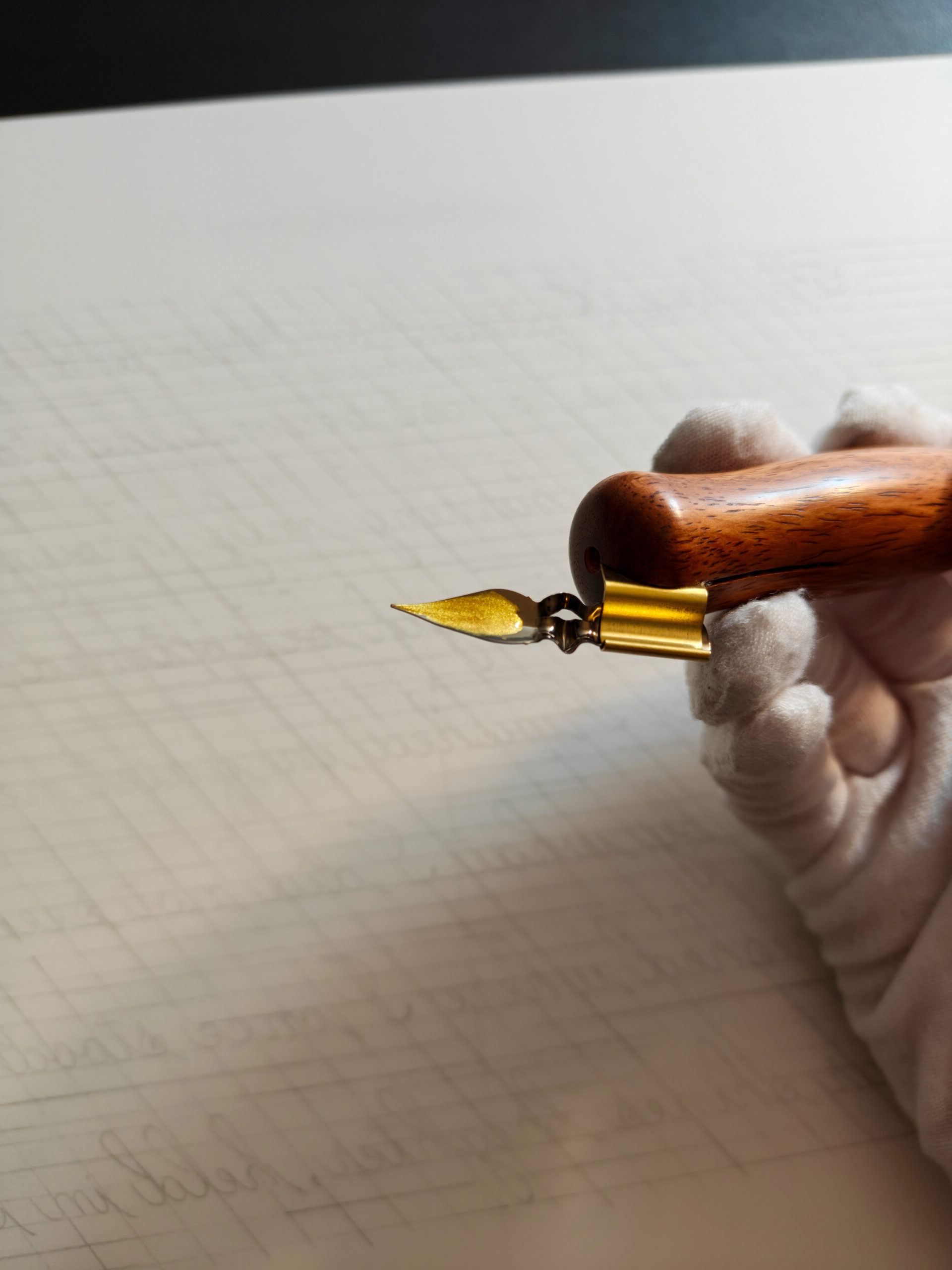 Goldtinte auf einer Kalligraphiefeder