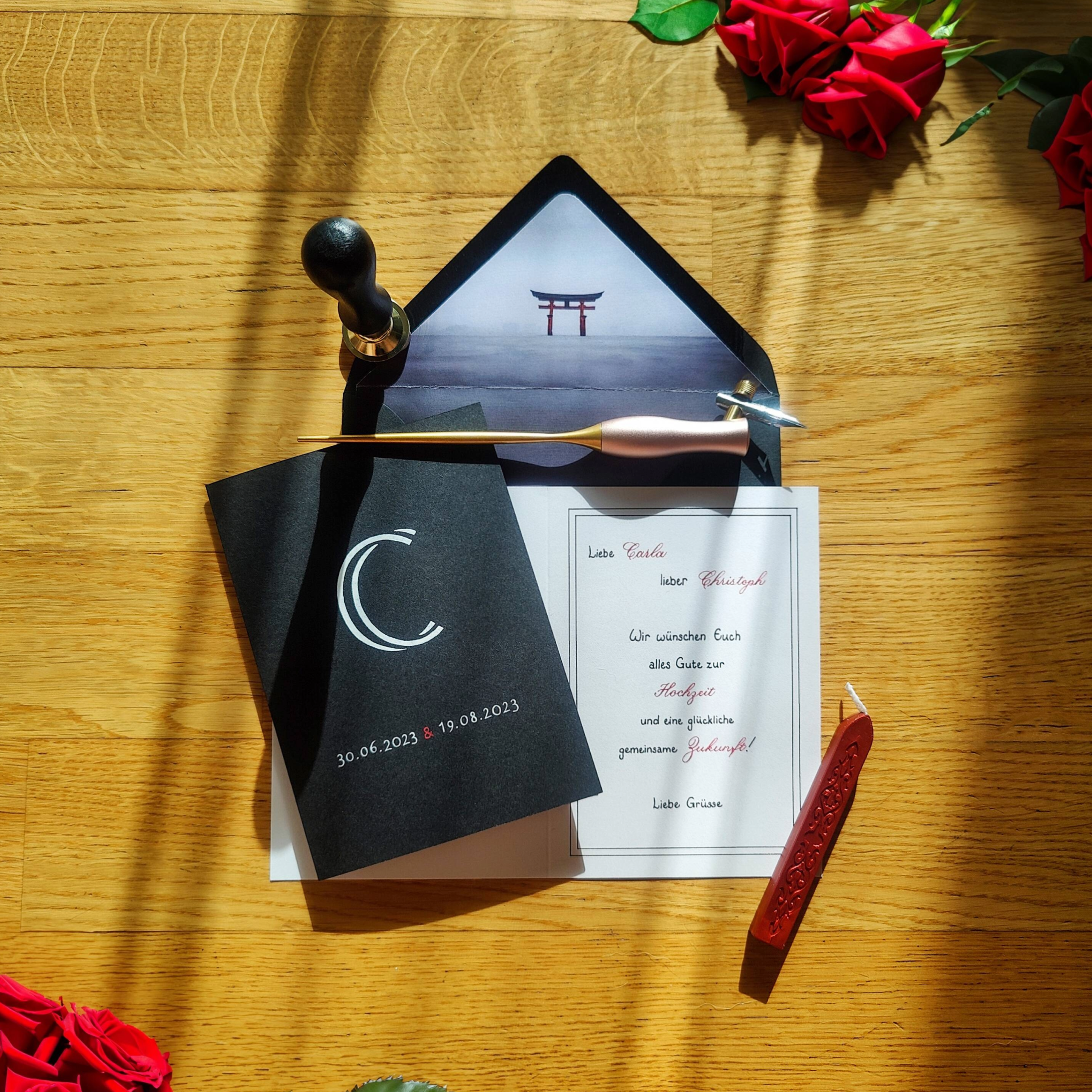 Schwarze Hochzeitskarte C & C mit Kalligraphie-Brief und Umschlag mit Innenfutter