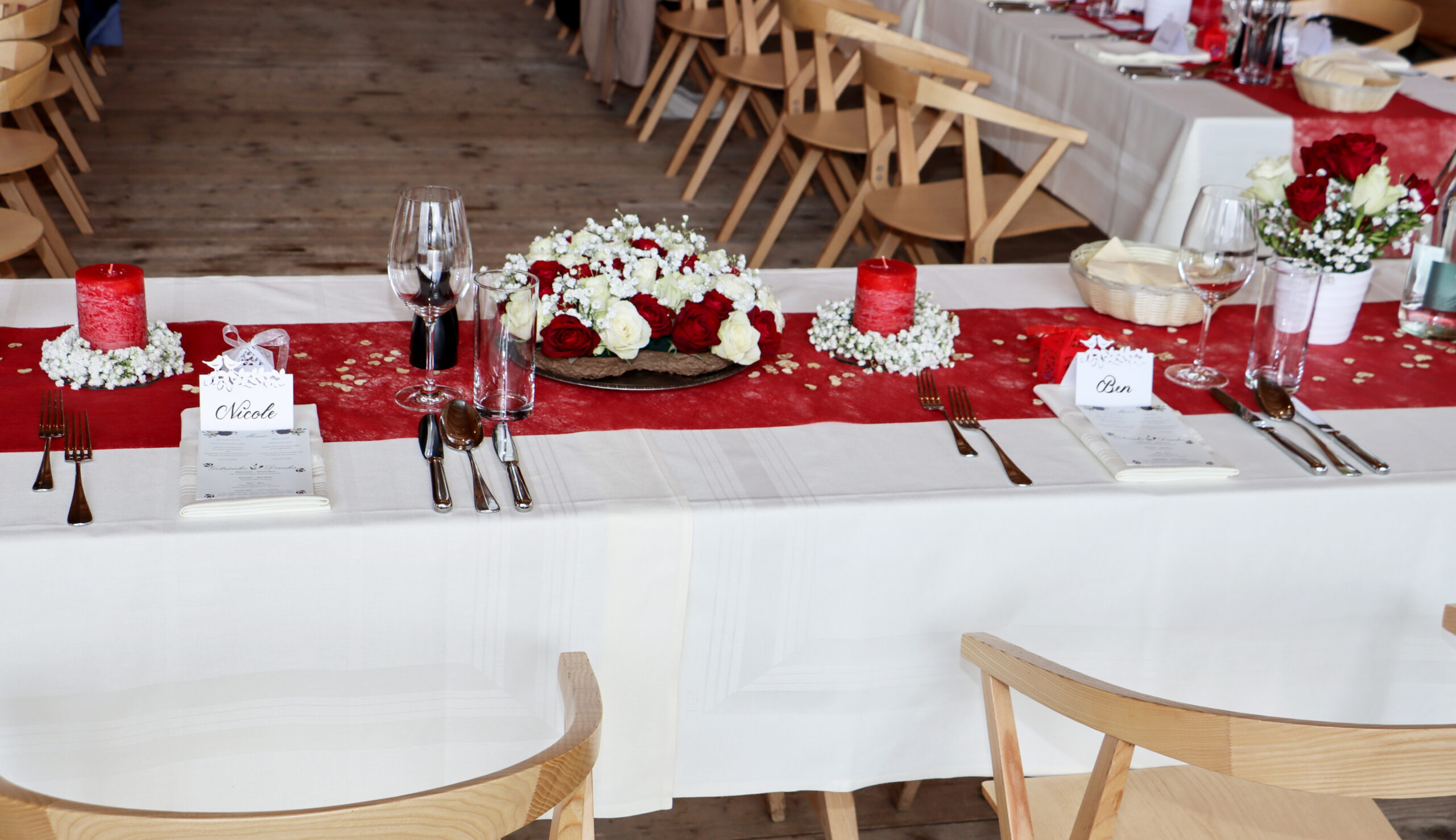 Gedeckter und geschmückter Hochzeitstisch